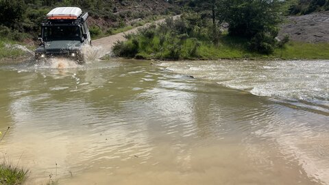 Die Fahrer erfreuen sich an jeder Wasserdurchfahrt und testen dabei ihre Fähigkeiten aus. Offroad Pyrenäen | © 4x4 Exploring GmbH