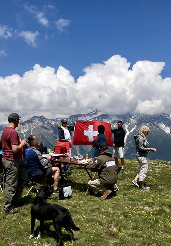 Glückliche Teilnehmer der Offroadtour erholen sich bei einem Picknick in der wunderschönen Kulisse der Südalpen. Offroad Südalpen. | © 4x4 Exploring GmbH