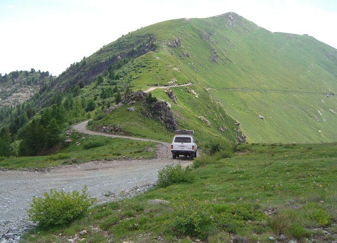 Lange schmale Passagen nach am steilen Abgrund lassen den Adrenalinspiegel ansteigen und das Abenteuerherz höher schlagen. Offroad Südalpen | © 4x4 Exploring GmbH 
