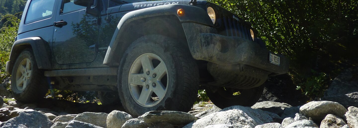 Die Geländefahrzeuge meistern mühelos grobsteinige Abschnitte und freuen sich auf die nächste Herausforderung. Offroad Südalpen | © 4x4 Exploring GmbH