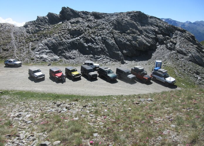 Eine kurze Fotopause und schon geht es ungeduldig weiter auf der Entdeckungstour in den Südalpen. Offroad Südalpen  | © 4x4 Exploring GmbH 