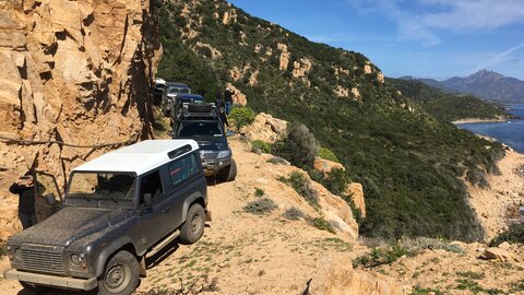 Die Reisegruppe passiert einen steilen und steinigen Abschnitt und stellt dabei ihre Fahrkünste unter Beweis. Offroad Sardinien | © 4x4 Exploring GmbH