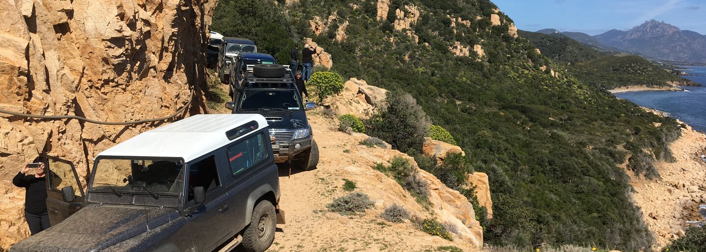 Die Reisegruppe passiert einen steilen und steinigen Abschnitt und stellt dabei ihre Fahrkünste unter Beweis. Offroad Sardinien | © 4x4 Exploring GmbH