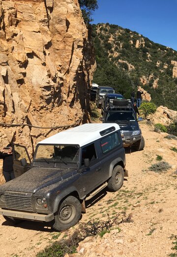 Die Reisegruppe passiert einen steilen und steinigen Abschnitt und stellt dabei ihre Fahrkünste unter Beweis. Offroad Sardinien | © 4x4 Exploring GmbH