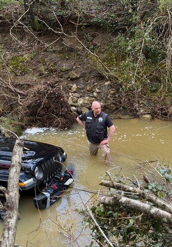 Auch der Guide wird nass im Bachbett beim Offroad in der Toskana | © 4x4 Exploring GmbH