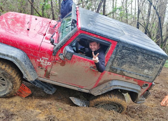 Voller Einsatz von Mensch und Material beim Offroad in der Toskana | © 4x4 Exploring GmbH