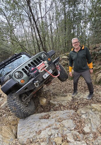 Beim Offroad in der Toskana hat ein Jeep gerne mal ein Rad in der Luft. | © 4x4 Exploring GmbH