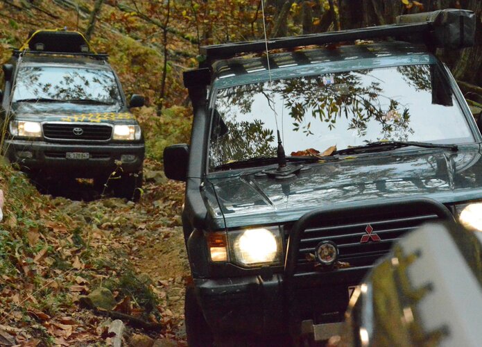 Die Waldabschnitte die passiert werden sind verwachsen und stellen Fahrzeuge und Piloten auf die Probe. Offroad Toskana | © 4x4 Exploring GmbH 
