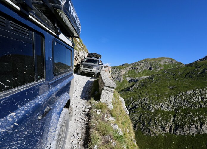 Schmale Passagen und steile Abgründe erfordern präzises fahren mit schweren offroad Fahrzeugen. Offroad Westalpen. | © 4x4 Exploring GmbH
