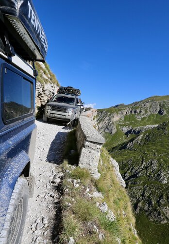Schmale Passagen und steile Abgründe erfordern präzises fahren mit schweren offroad Fahrzeugen. Offroad Westalpen. | © 4x4 Exploring GmbH