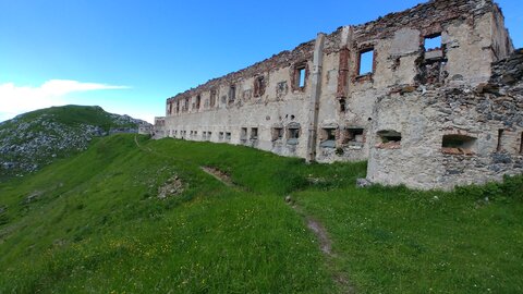 Alte und verlassene Festungen zeugen von einer längst vergangenen Zeit und sind eine willkommene Abwechslung auf der Offroad Tour in den Westalpen. | © 4x4 Exploring GmbH 