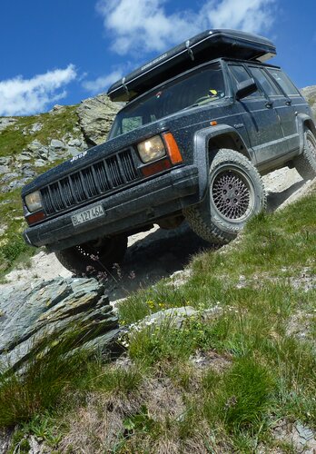 Enge und steile Abschnitte erfordern technisches Fahren und sorgen für Adrenalin auf der Offroad Reise durch die Westalpen.  | © 4x4 Exploring GmbH 