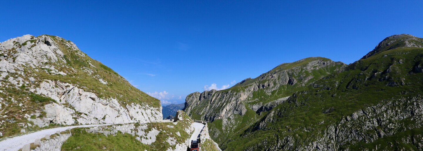 Schmuggler und Militärpfade führen hoch hinaus abseits des Alltags. Die Flucht ins Abenteuer mit erfahrenem Guide und begeisterten Teilnehmern dieser Offroadtour. Offroad Westalpen. | © 4x4 Exploring GmbH 