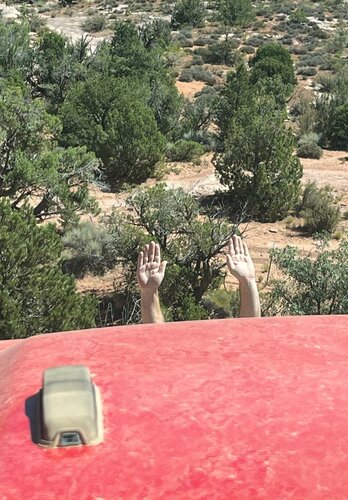 Der Guide navigiert erfolgreich und unfallfrei die gesamte Tour durch sehr anspruchsvolle Gelände der spektakuläre Region rund um Moab . Offroad Moab | © 4x4 Exploring GmbH 