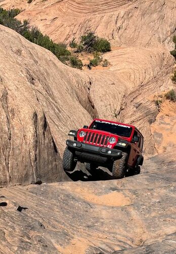 Mit Anweisung vom Guide geht es sehr steil und sehr eng aufwärts. Das Adrenalin steigt garantiert. Offroad Moab | © 4x4 Exploring GmbH