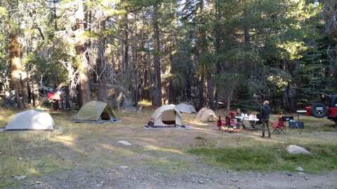 Die Reisegruppe bereitet ihr Nachtlager mitten in der kalifornischen Wildnis.  | © 4x4 Exploring GmbH