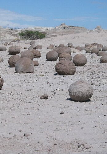 Ein Naturrätsel sind die runden Steine den wir in der Atacama Wüste begegnen. Offroad Chile | © 4x4 Exploring GmbH 