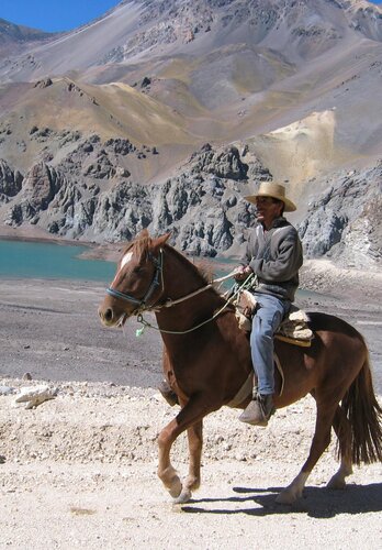 Die Begegnung mit Einheimischen ist immer herzlich. Der Huaso auf seinem Pferd ist ebenso gut im Gelände wie wir auf unserer Offroadtour durch Chile | © 4x4 Exploring GmbH 