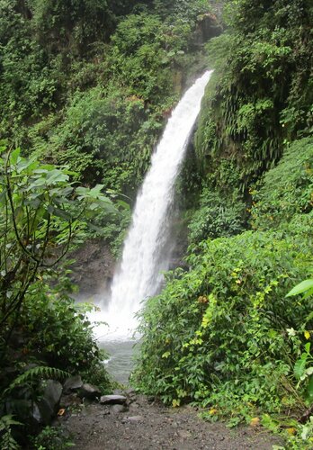 Ein Streckenabschnitt der Offroadtour führt an einem Wasserfall. Offroad Costa Rica | © 4x4 Exploring GmbH