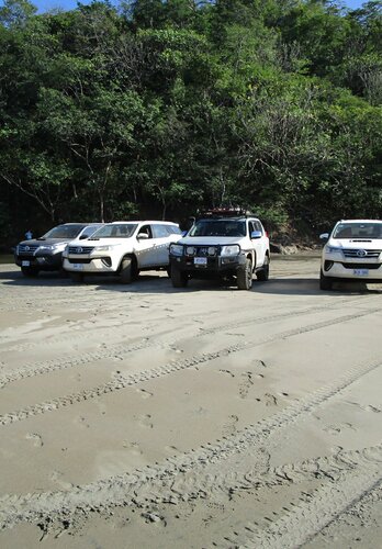 Das Konvoi der Geländefahrzeuge bereitet sich für den nächsten Streckenabschnitt durch den Dschungel. Offroad Costa Rica | © 4x4 Exploring GmbH