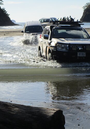 Einzigartige Strandabschnitte führen durch Wasser und Sandbänke. Der Spassfaktor steigt mit jedem Kilometer. Offroad Costa Rica | © 4x4 Exploring GmbH