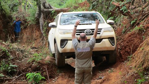 Die Geländefahrzeuge werden durch das unwegsame Gelände angewiesen und überwinden dabei schwieriges Gelände. Offroad Costa Rica | © 4x4 Exploring GmbH