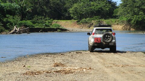 Der Konvoi passiert ein Fluss was für Spannung und Abwechslung sorgt. Offroad Costa Rica  | © 4x4 Exploring GmbH