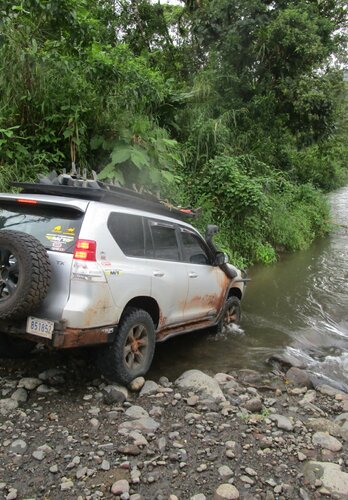 Wilde Flüsse werden spielend überquert mit der richtigen Technik und Bereifung. Offroad Costa Rica | © 4x4 Exploring GmbH 